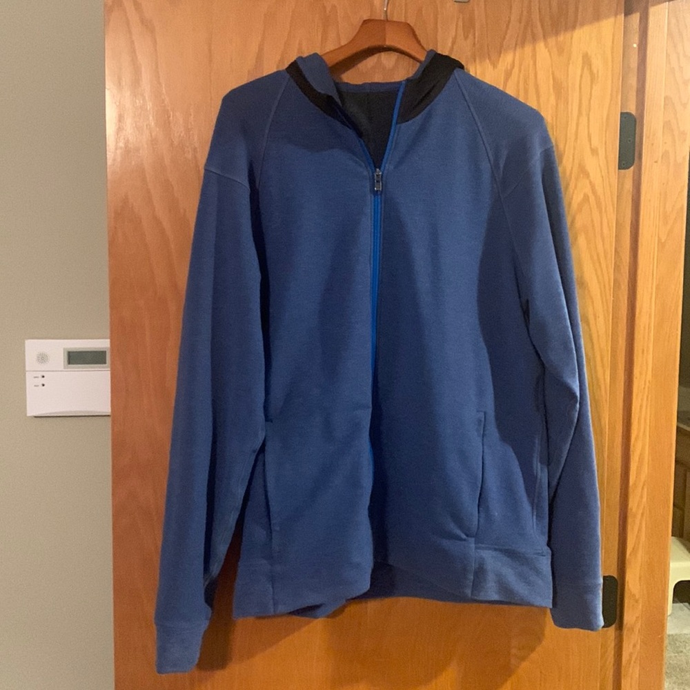 Men’s Lululemon sweatshirt